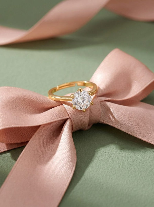 Lundholm Asta ring met zirkonia op een roze satijnen strik