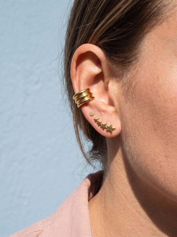 Ear party met een goudkleurige ear cuff en sterretjes-oorbellen