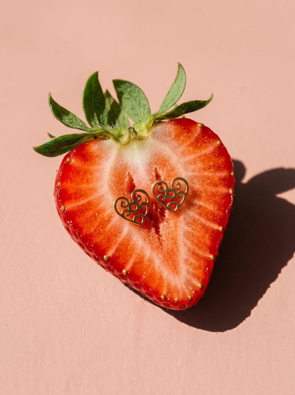 Lundholm Lovisa open hart oorknopjes op een halve aardbei