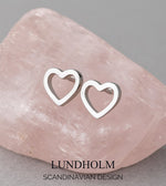 Lundholm Kleine Oorknopjes Dames Zilverkleurig Hart - Premium Stainless Steel - Subtiele Hartjes Oorbellen (0.75 x 0.65 cm)- Vrouwen Cadeautjes Tip