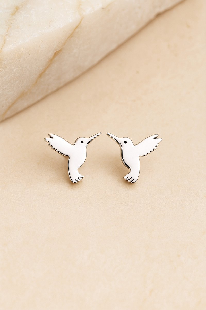 Kleine Oorknopjes Dames Zilverkleurig Kolibrie – Premium Stainless Steel – Elegante Vogel Oorbellen