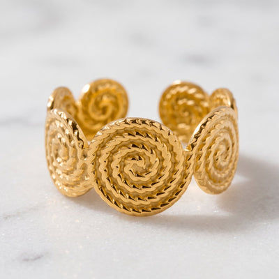Lou – Open Ring met Spiraal Reliëf