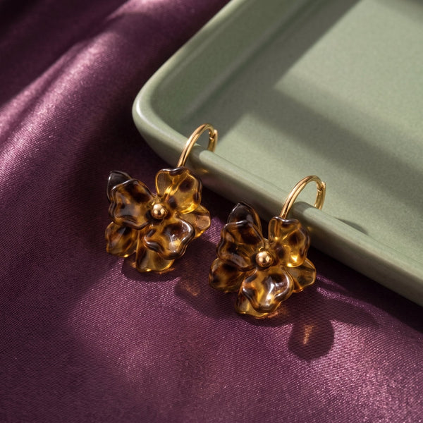 Lundholm Viola oorringen met bloem in schildpad look