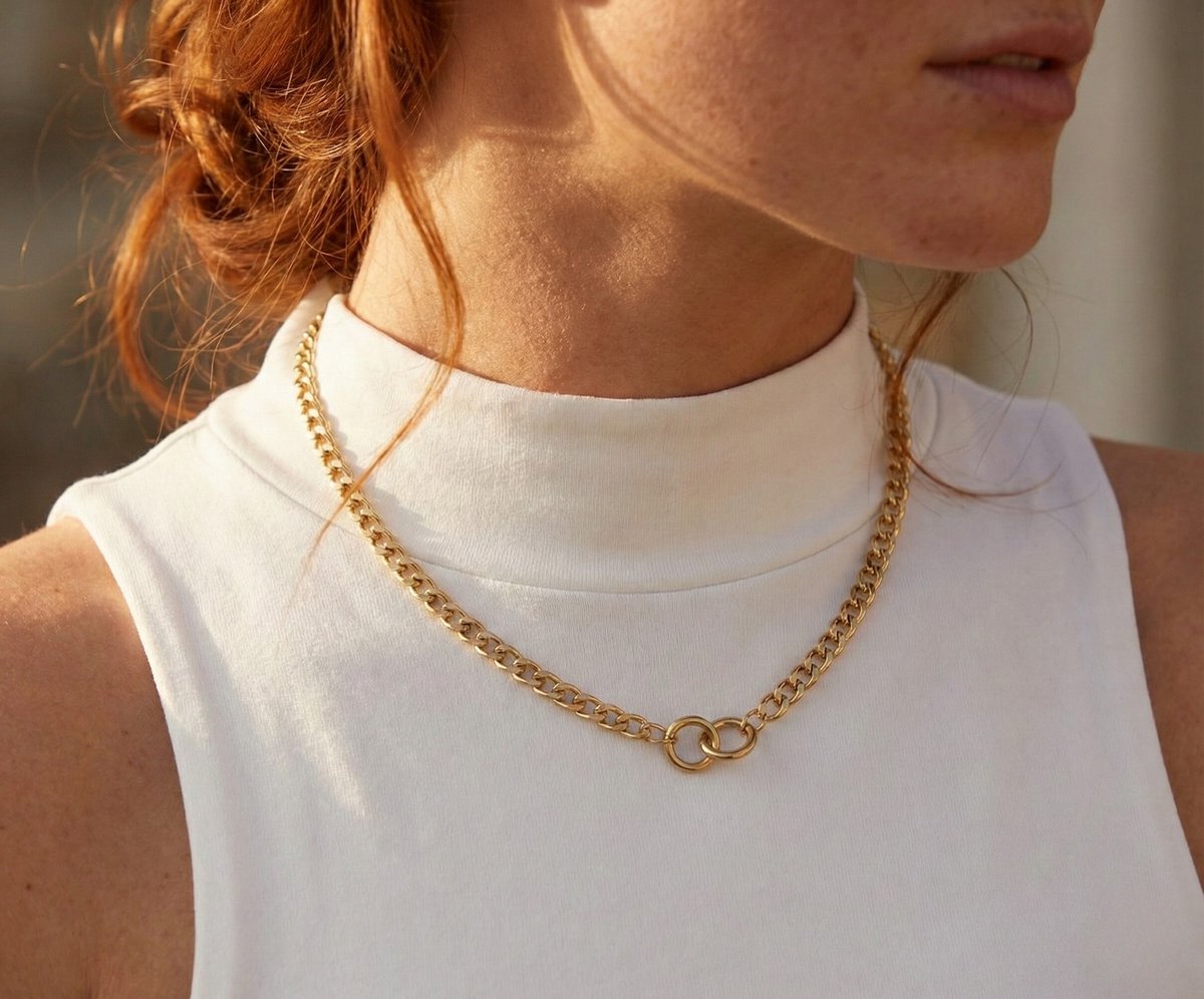 Lundholm goudkleurige schakelketting dames gedragen door model — premium stainless steel, waterproof, Scandinavisch design