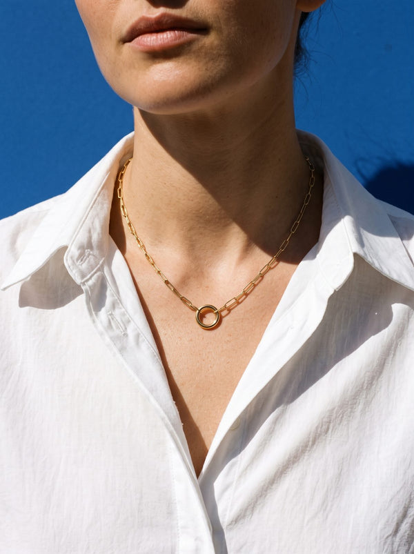 Lundholm Elva paperclip ketting bij een witte blouse met open kraag