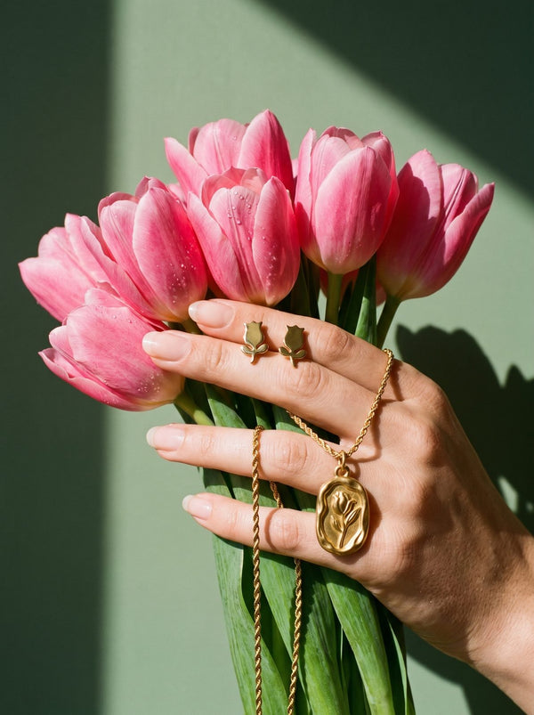 Lundholm Fiene oorknopjes en Liesje ketting bij een bos roze tulpen