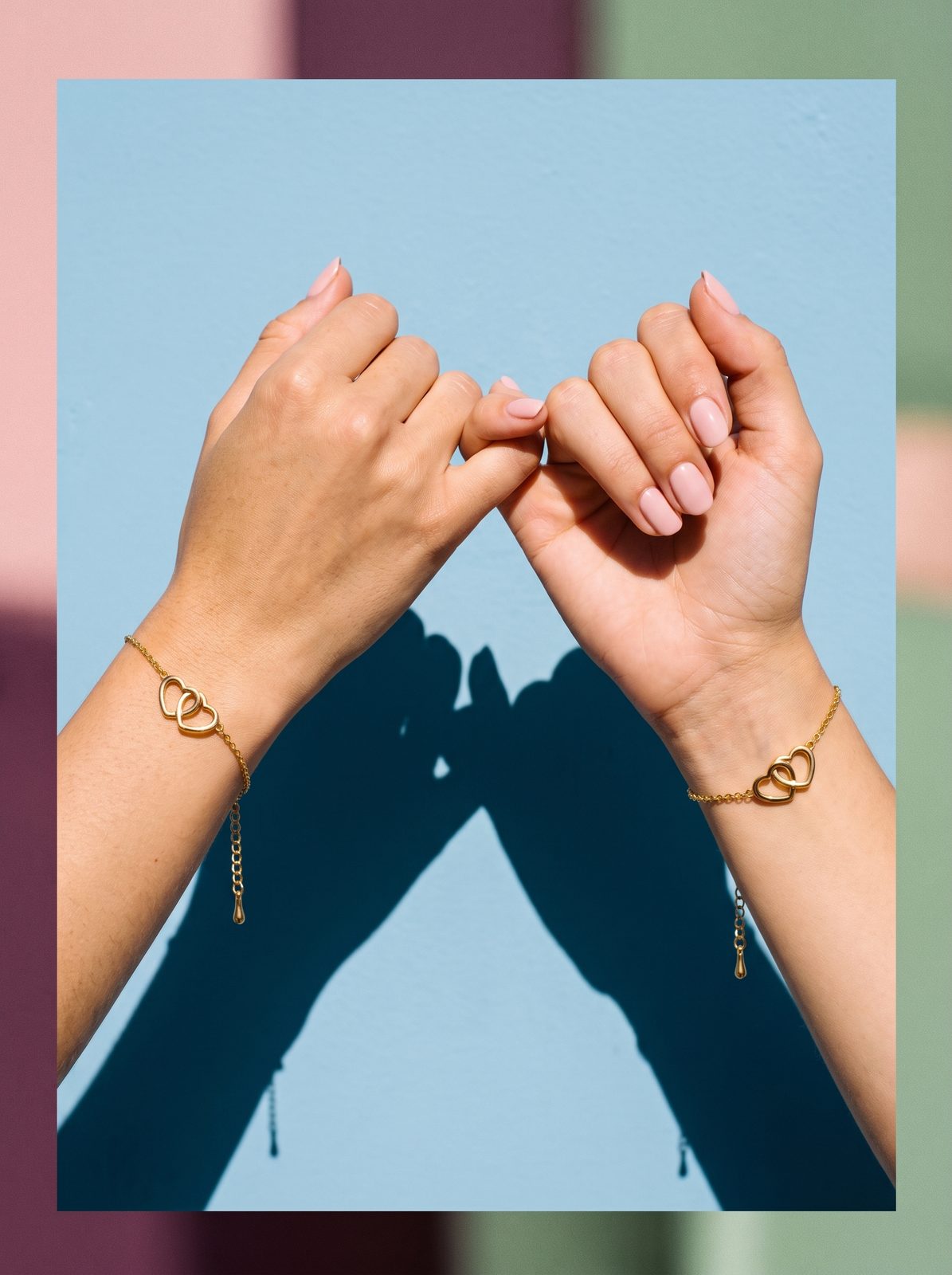 Twee handen met Lundholm Alice armbandjes maken een pinky promise