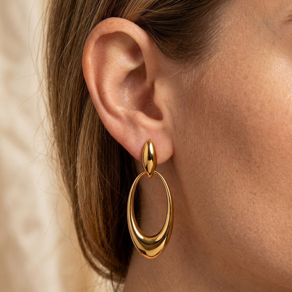 Lundholm Kaia lange ovale statement oorhangers goudkleurig - sieraden voor de kerstborrel van het werk
