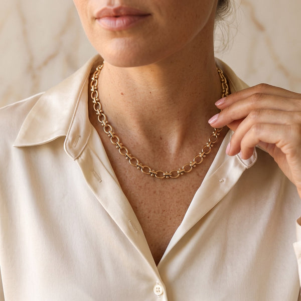 Lundholm Kajsa schakelketting met ovale schakels goudkleurig gedragen op een witte blouse