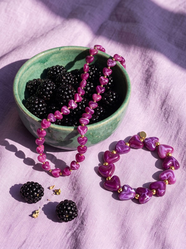Lundholm Linne kralenketting en Jada armband bij een schaaltje bramen