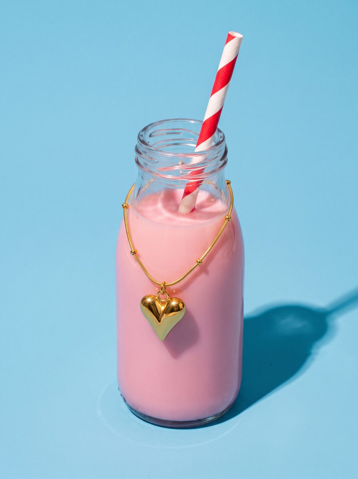 Lundholm Lovez hartjesketting om een flesje aardbeienmelk