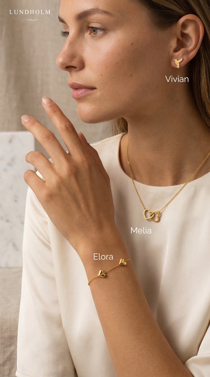 Vrouw draagt goudkleurige Lundholm sieraden - ketting, oorbellen en armband in premium stainless steel