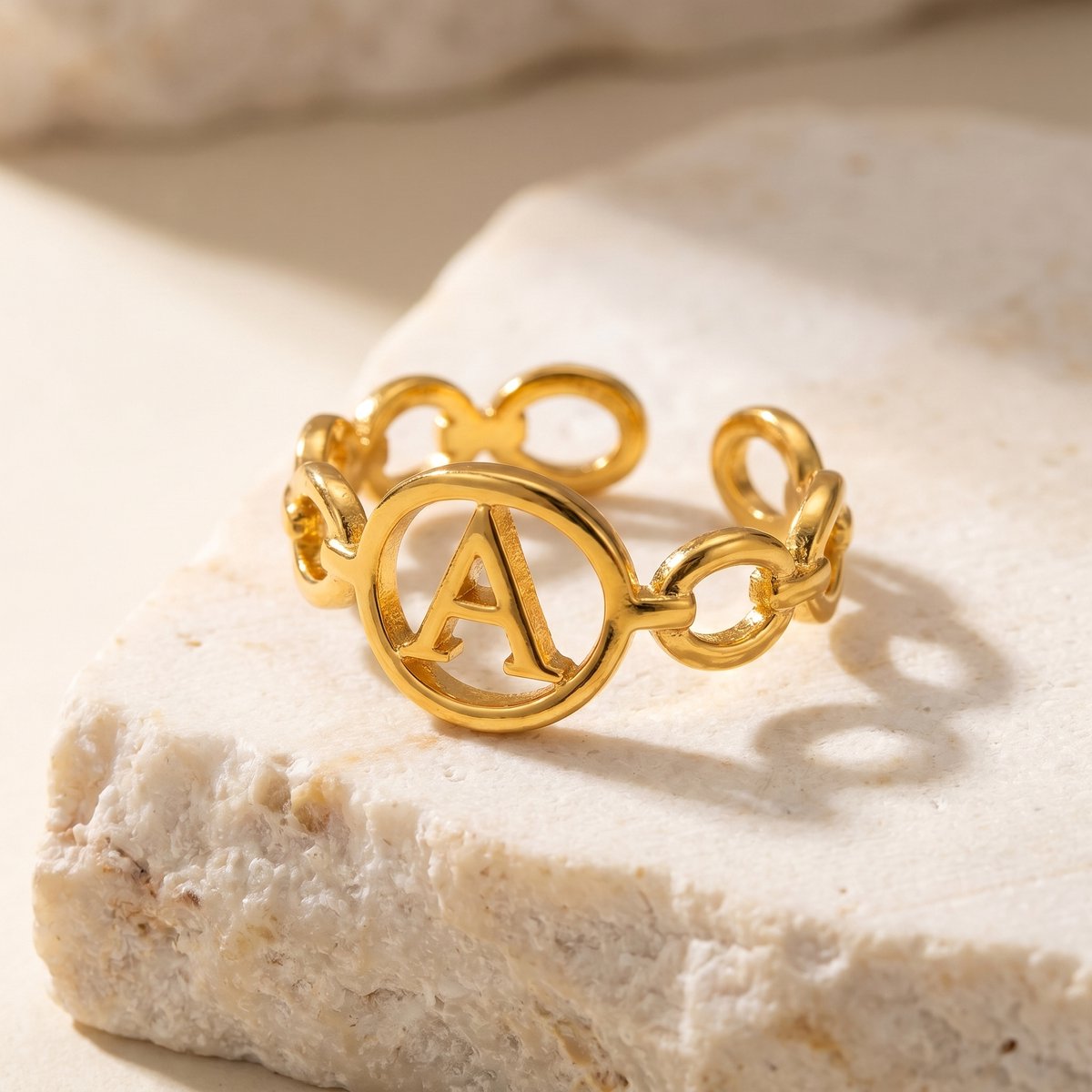 Lundholm Quincy ring met letter A goudkleurig - verstelbare initiaalring