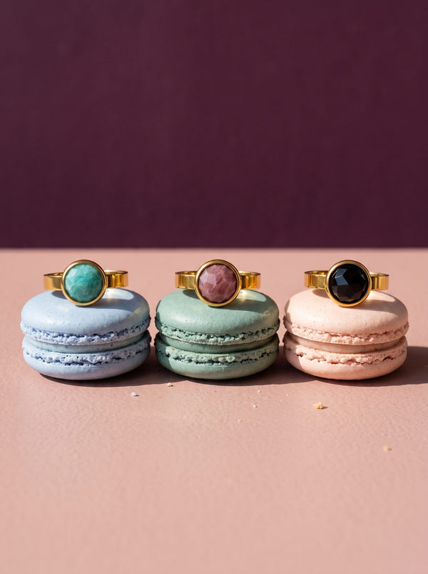 Drie Lundholm ringen met gekleurde steen op macarons