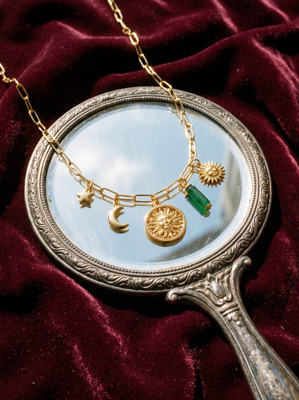 Lundholm Tovi bedelketting met maan- en sterbedels op een handspiegel