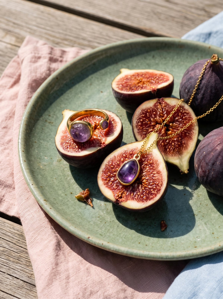 Lundholm Fikon look in gold tone: Rosan necklace with an amethyst pendant and Sophia ring with amethyst on fresh figs