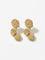 Lundholm Willow gehamerde statement oorstekers goudkleurig, detail