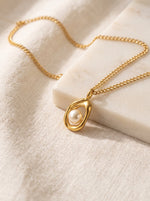 Lundholm Hilma ketting dames goudkleurig met imitatieparel hanger op marmer