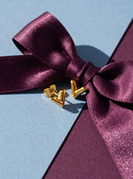 Lundholm Viva V-vormige oorknopjes goudkleurig, detail
