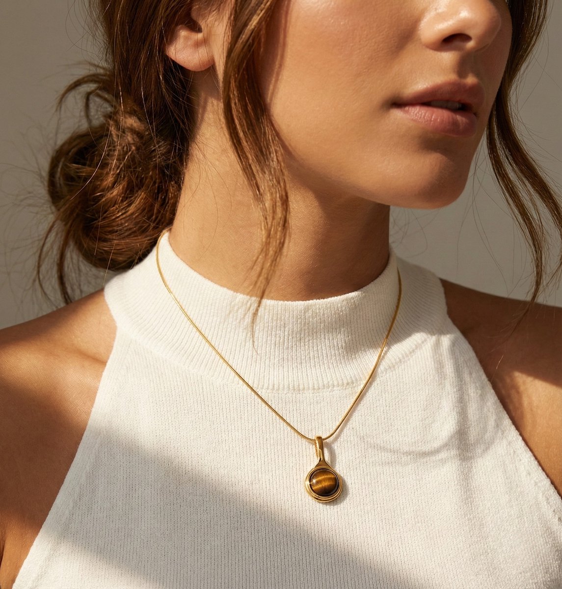 Lundholm Cecile ketting goud met tijgeroog hanger — stainless steel PVD gold plated damessieraad