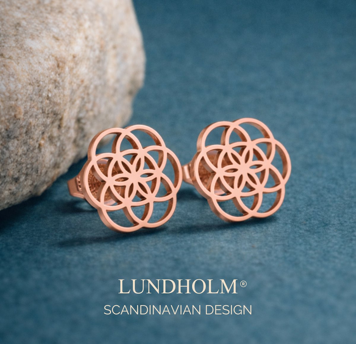 Lundholm Pia oorknopjes roségoud Bloem des Levens — nieuwe productfoto Flower of Life PVD plated sieraad