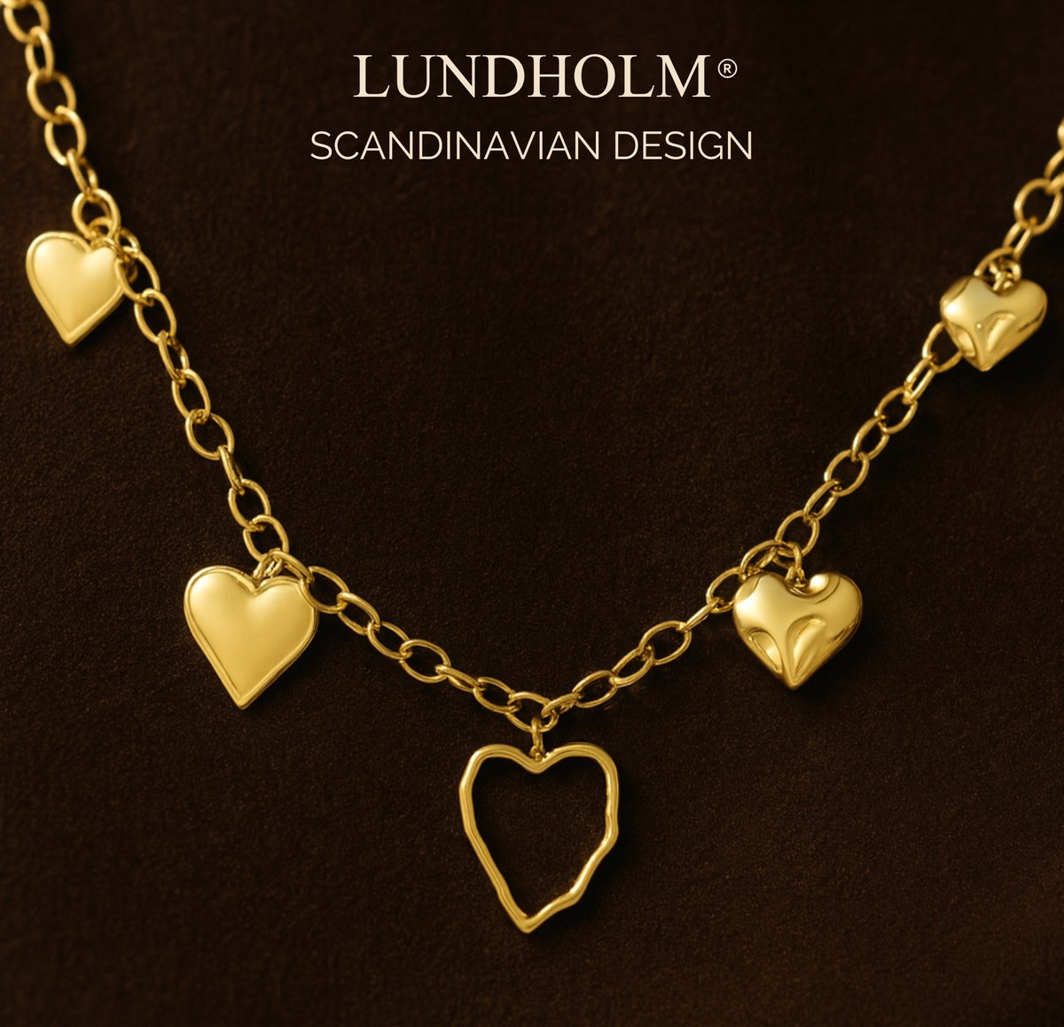 Lundholm Ketting Dames Statement Bedel Jewellery – Premium Stainless Steel Goud Verguld Hartjes Hanger – My Nord Serie – Goudkleurige Statement Ketting met Hartjes Hangers (40 + 5 cm) – Waterproof & Hypoallergeen – Inclusief Luxe Geschenkverpakking