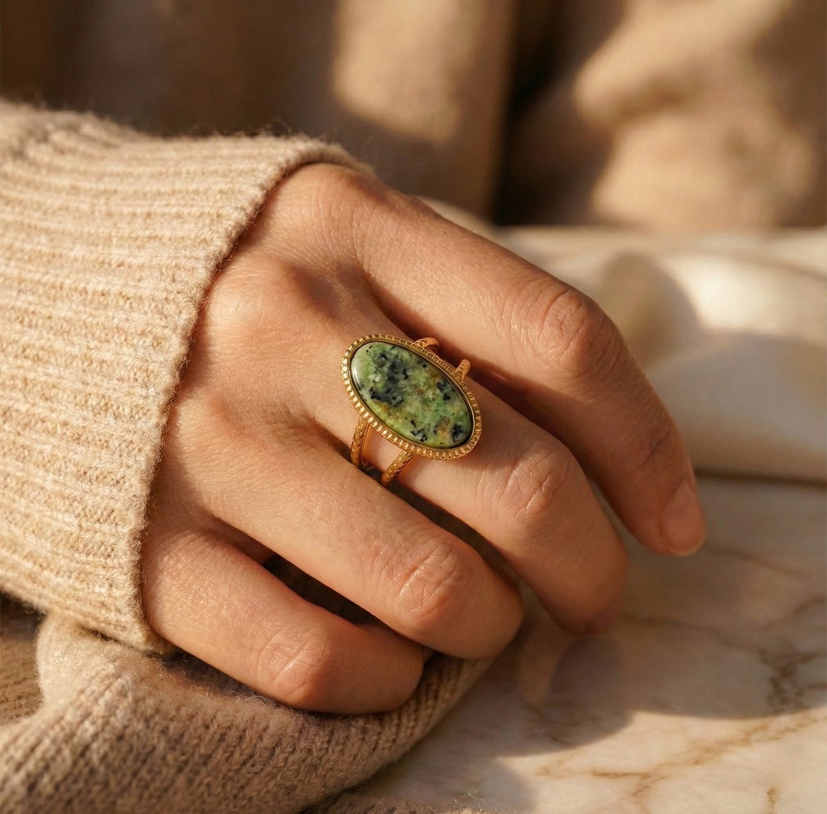 Lundholm Sienna – Verstelbare Statement Ring met Natuursteen – Goudkleurig – Groen