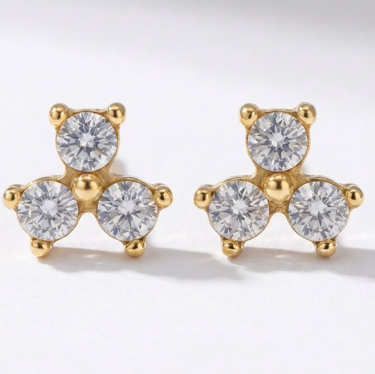 Lundholm Ziza zirkonia oorknopjes goud — stainless steel kleine luxe studs damessieraad