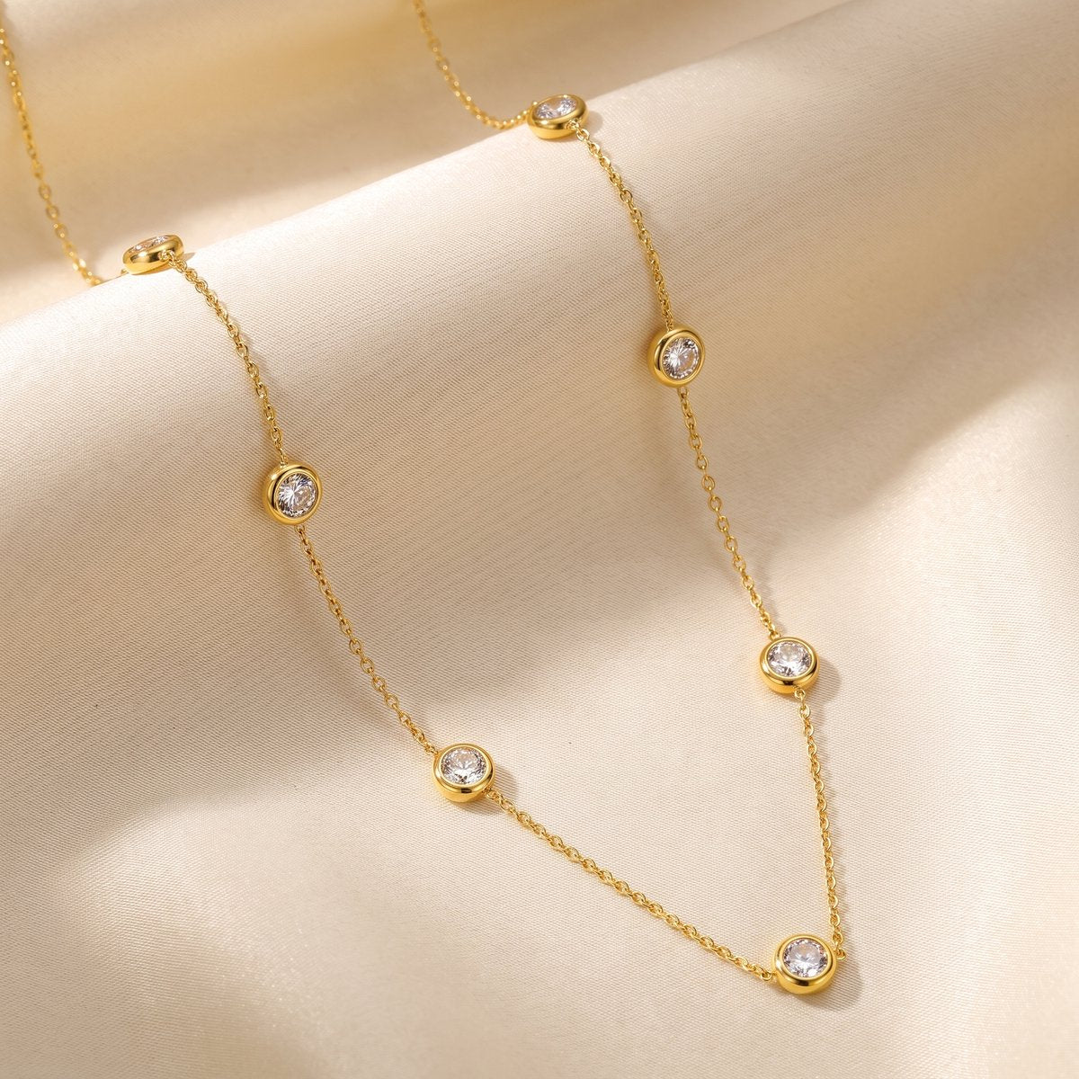 Lundholm Diana gouden ketting rhinestones detail close-up