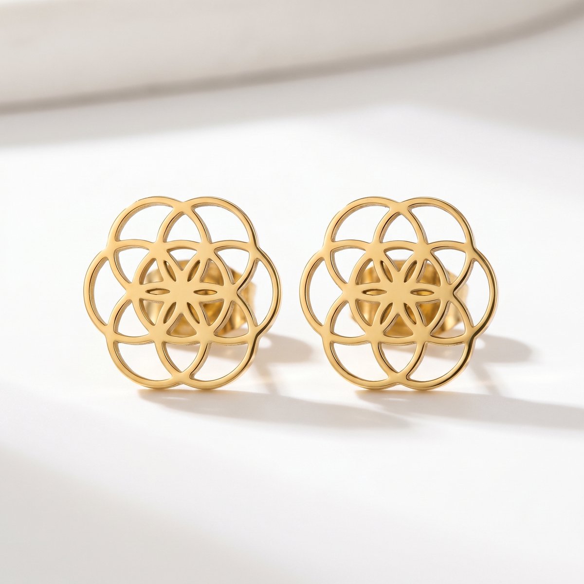 Lundholm Pia oorknopjes goud Bloem des Levens — nieuwe productfoto Flower of Life PVD plated stainless steel