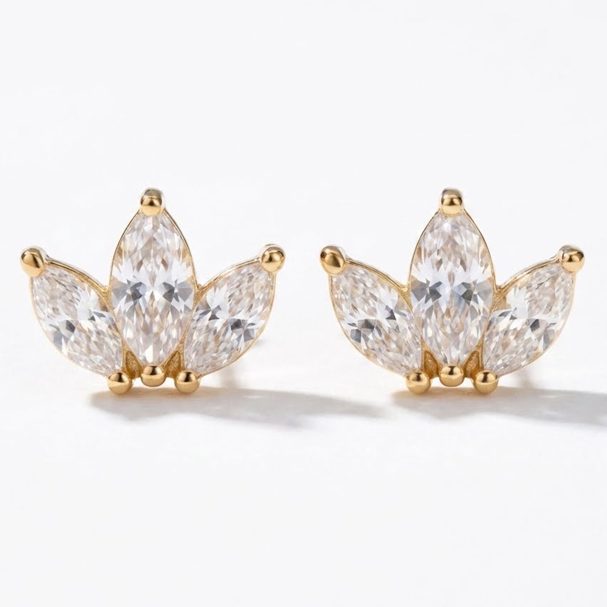 Lundholm Elara – Lotus Zirkonia Oorknopjes – Goudkleurig