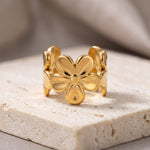 Lundholm Sandy earcuff goud bloem detail stainless steel sieraad