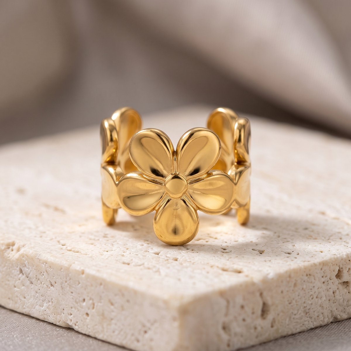 Lundholm Sandy earcuff goud bloem detail stainless steel sieraad