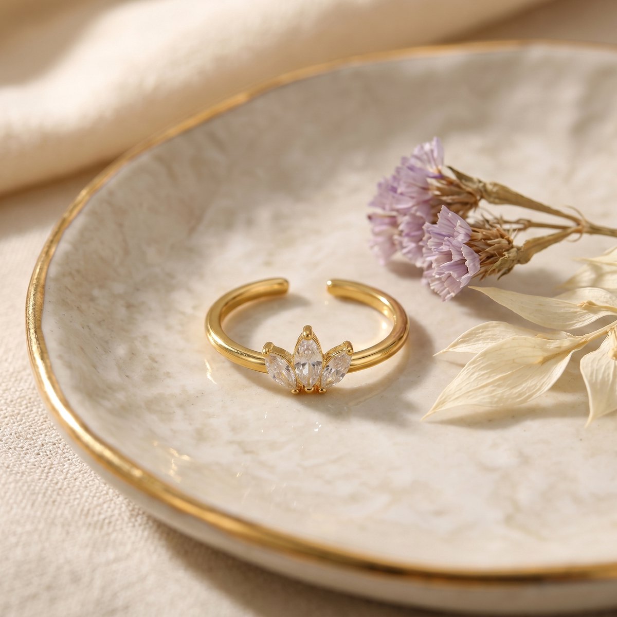 Lundholm Rumi – Verstelbare Lotus Ring met Zirkonia – Goudkleurig