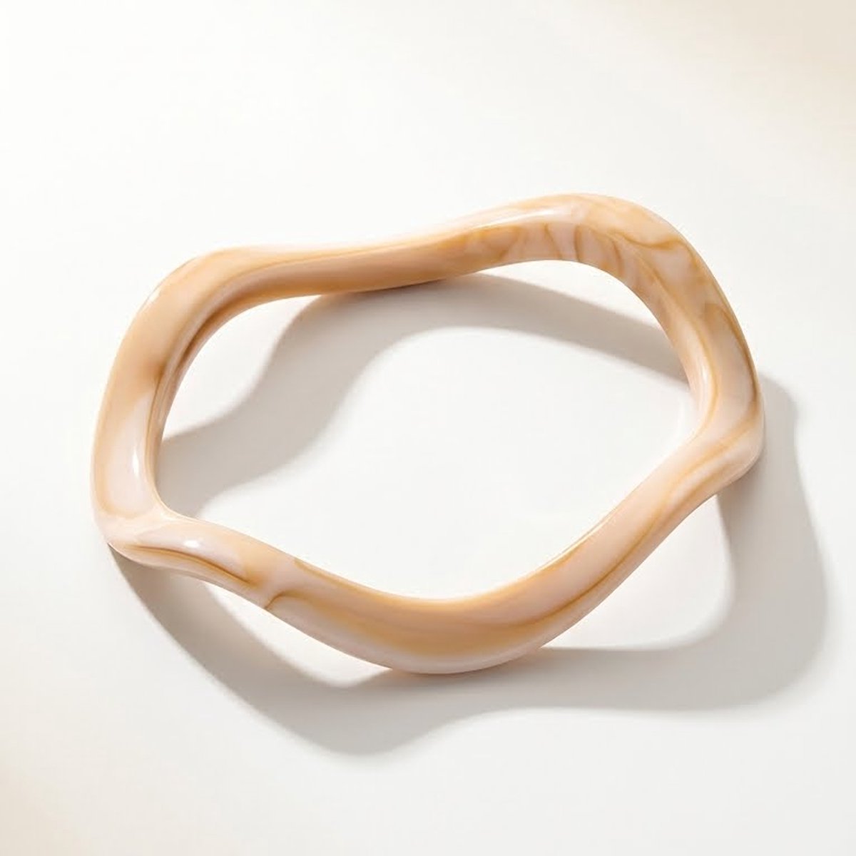 Lundholm Nienke bangle armband beige — hars resin moderne statement armband one size