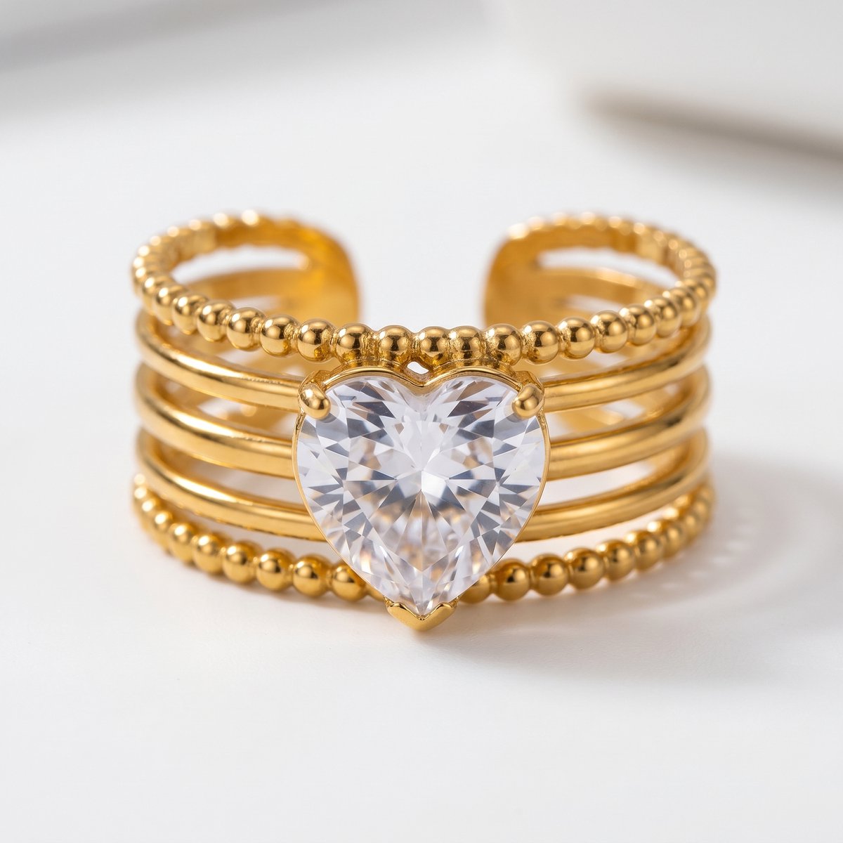 Lundholm Madelyn ring dames goudkleurig met sprankelende zirkonia hart steen, verstelbaar one size, premium stainless steel met 2.5 micron PVD gold plated coating, waterproof en hypoallergeen, Scandinavisch design