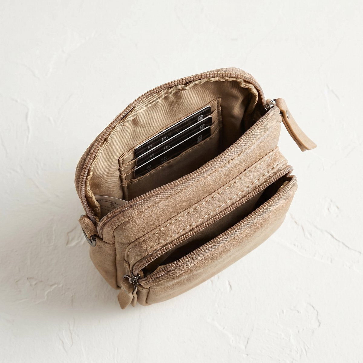 Lundholm Strömsund crossbody roze leer dames — detail brede tassenriem
