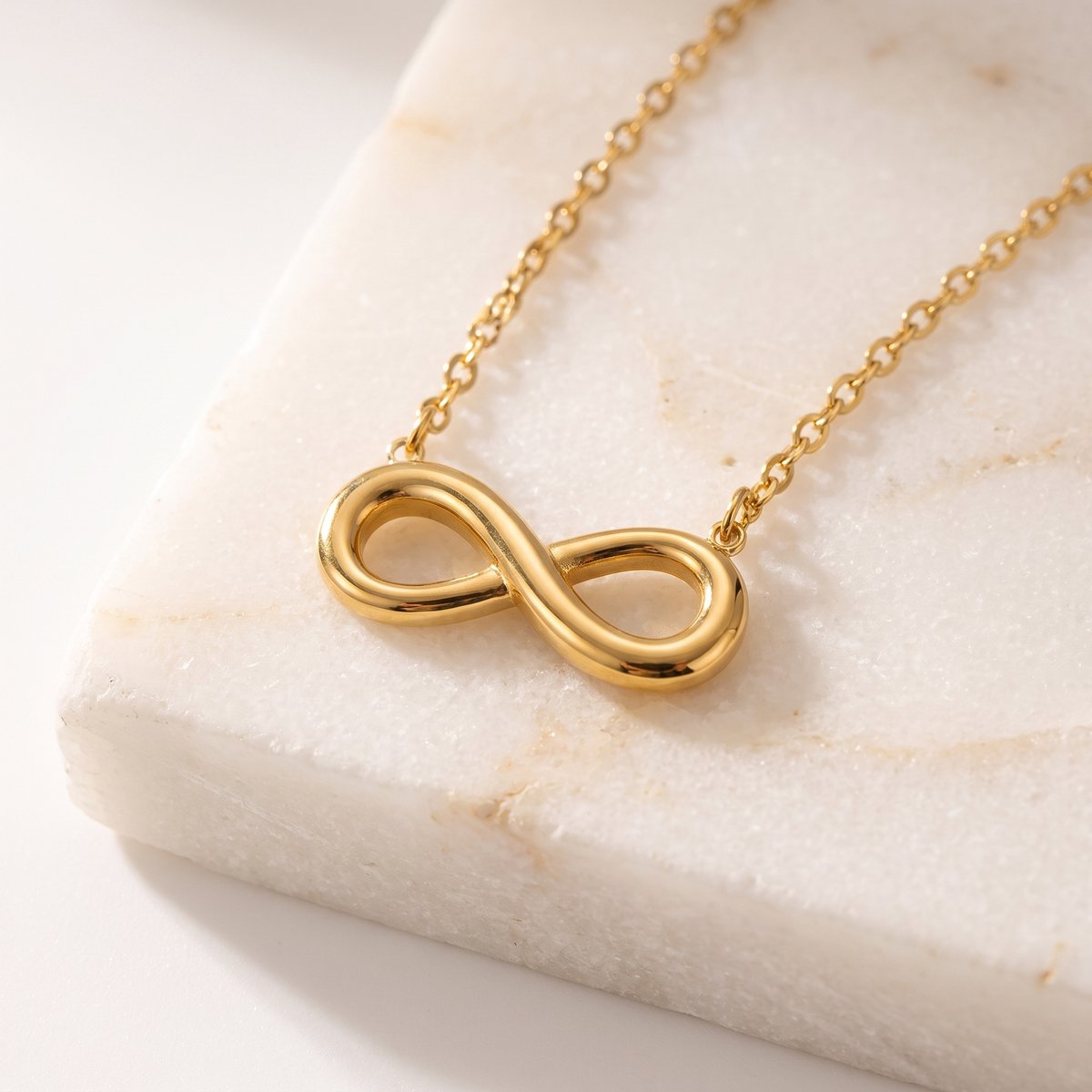 Lundholm Manon ketting goud infinity hanger pvd coating