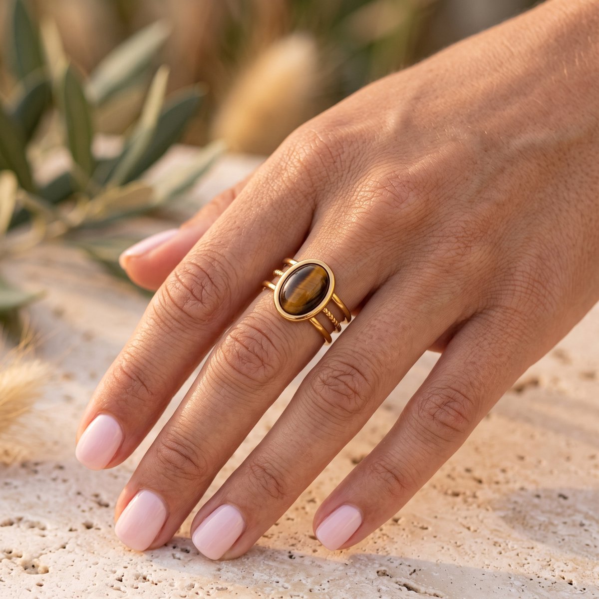 Sunniva Ring Stainless Steel Statement Ring met Ovale Tijgeroog Steen Verstelbaar Goudkleurig foto 3