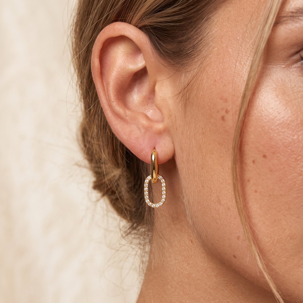 Lundholm Evy gouden oorhangers zirkonia detail close-up