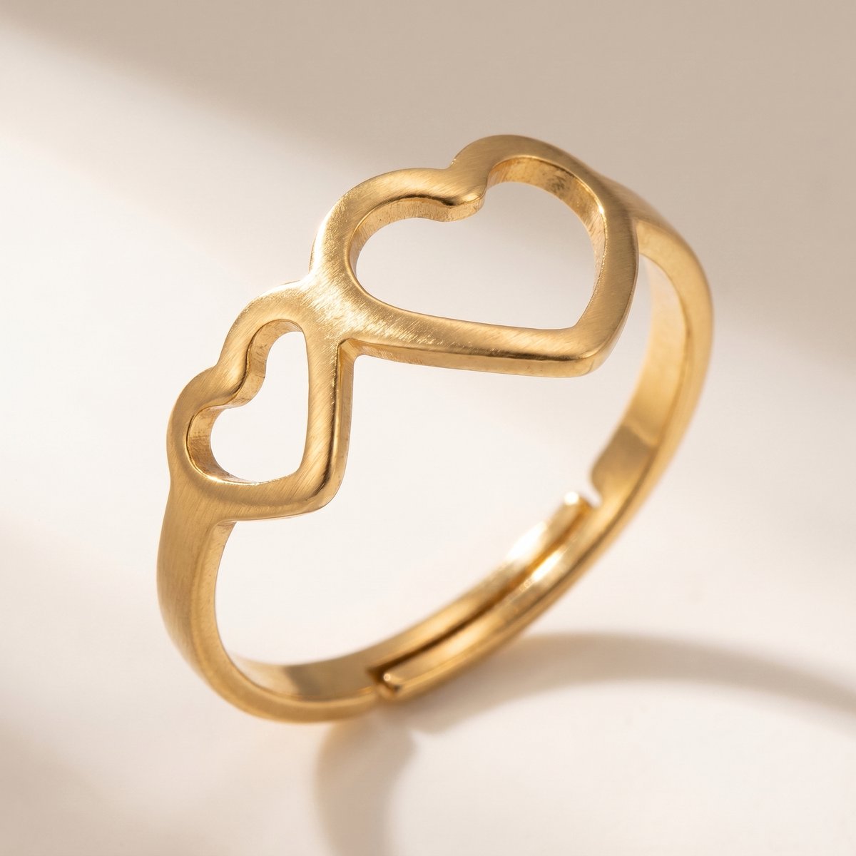 Lundholm Amora ring dames goud dubbel hartje stainless steel verstelbaar