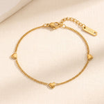 Lundholm Mia hartjes armband goudkleurig, gedragen