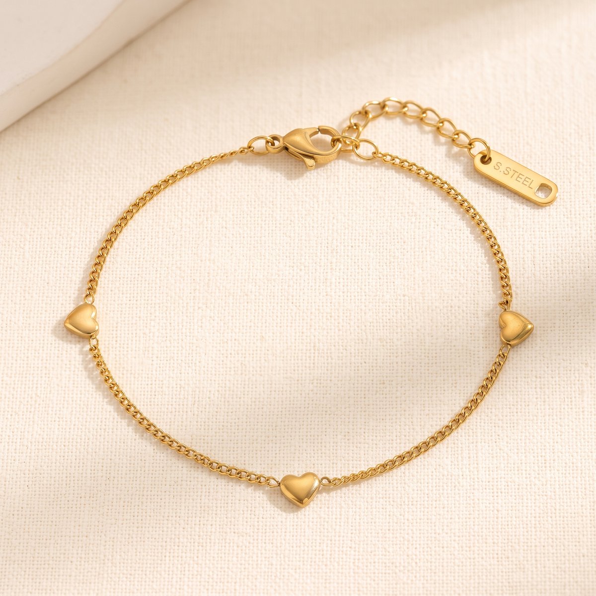 Lundholm Mia hartjes armband goudkleurig, gedragen