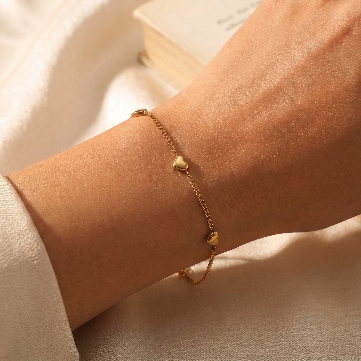 Lundholm Mia hartjes armband goudkleurig, sfeerbeeld