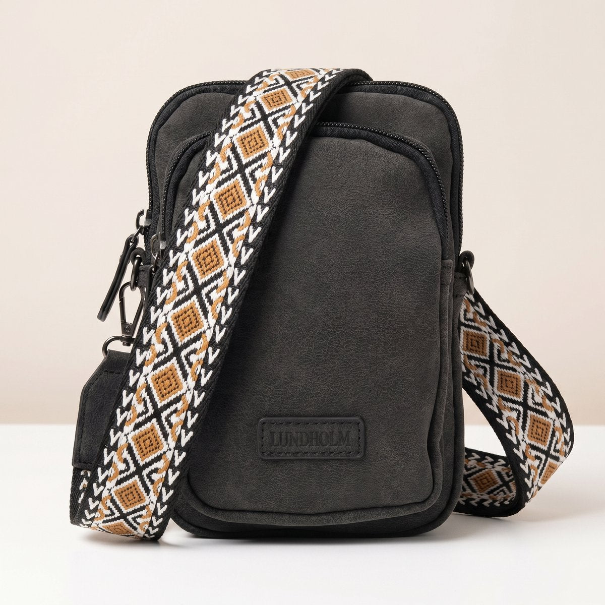 Lundholm Strömsund crossbody zwart leer dames — detail rits sluiting