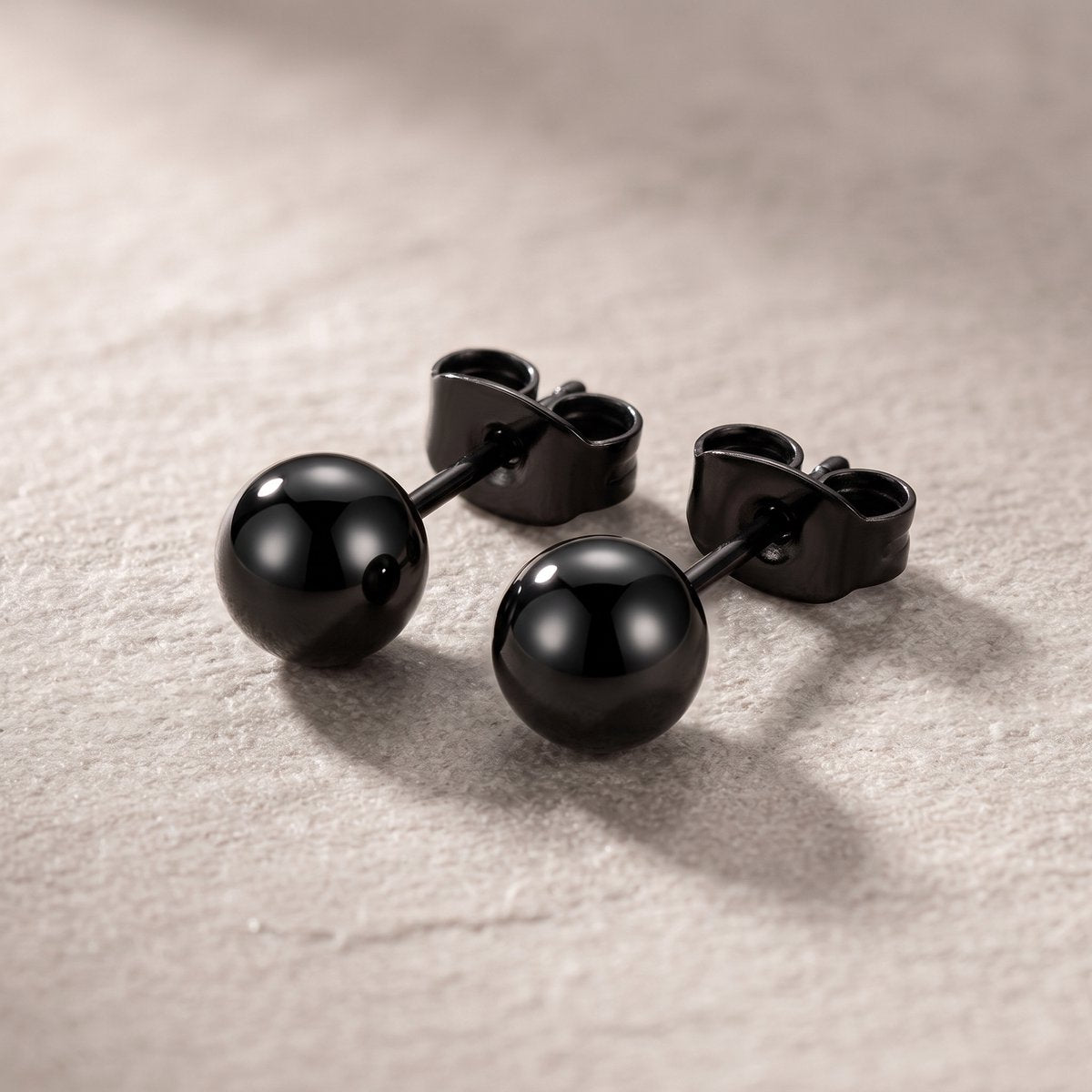 Lundholm Max – Bol Oorknopjes Dames – Zwart