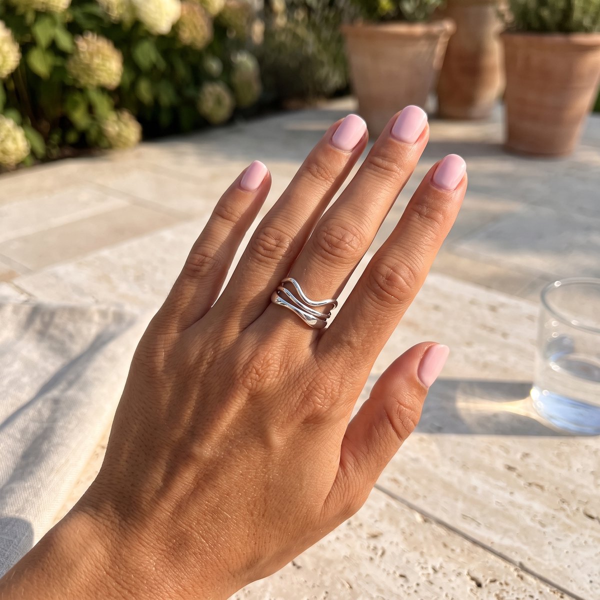 Lundholm Phoenix ring zilver gedragen - gelaagd open design waves ring dames