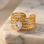 Lundholm Madelyn goudkleurige ring met zirkonia hart steen close-up, elegant banddesign, romantisch statement sieraad in Scandinavisch design
