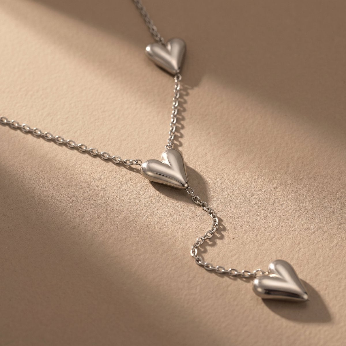 Lundholm Elora ketting zilverkleurig met meerdere subtiele hartjes detailfoto premium stainless steel dames