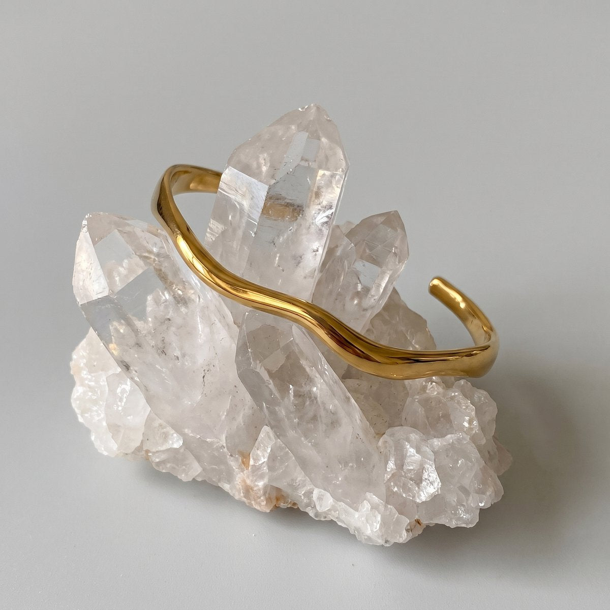 Lundholm Amira gouden bangle organisch design detail stainless steel